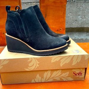 Sofft Emeree Black Suede Chelsea Boot Size 6